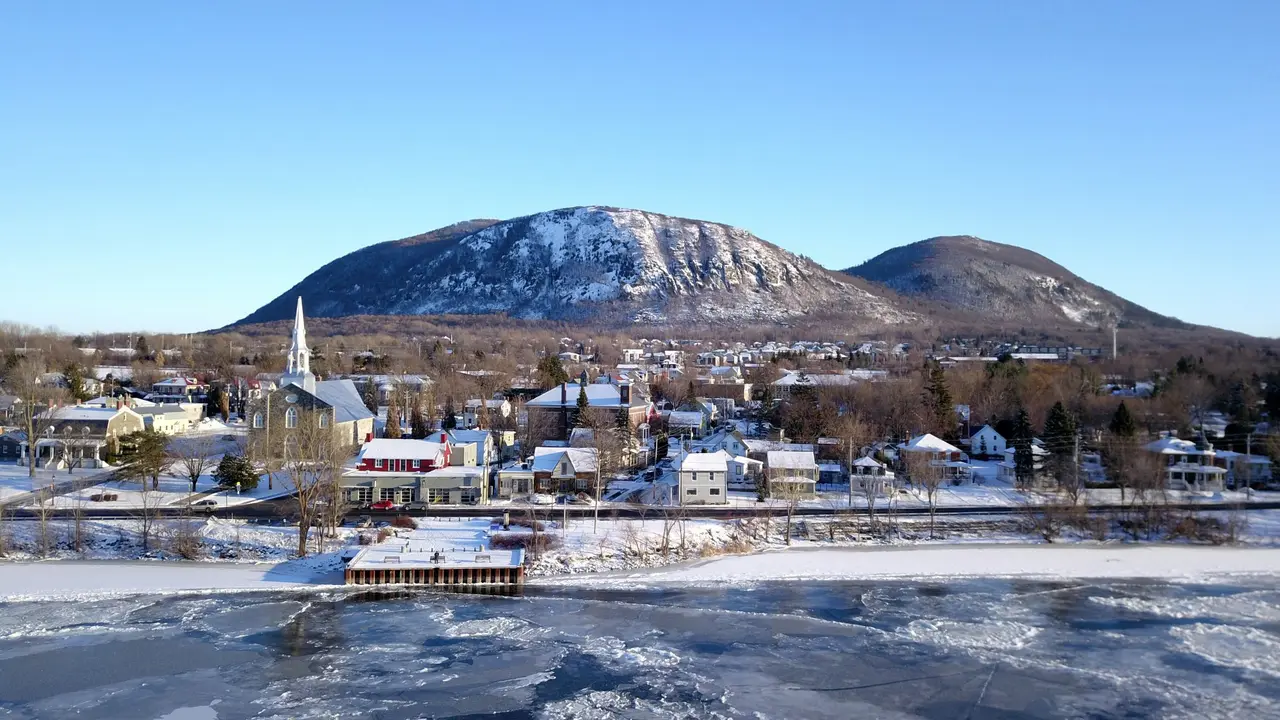 Vue du village de Mont-Saint-Hilaire et sa montagne